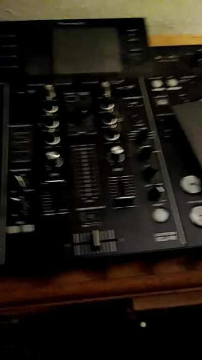 People are not sure about how fast they should pull the hands away from the knobs to be considered a pro DJ. We visualized the 