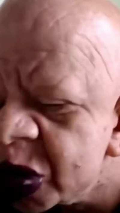 👴🏽⚫️👶🏼