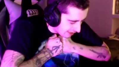 A Orslok se le rompe el cable de la matrix