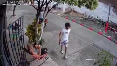 Bad idea to rob old people: they fight back