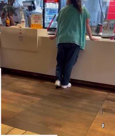 Customer argues with a entitled Karen 