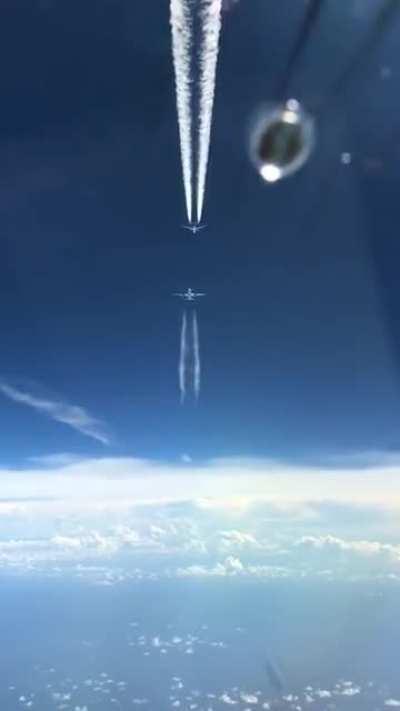 3 commercial planes crossing eachother with only a 1000 ft seperation ( video shot at 36k ft)