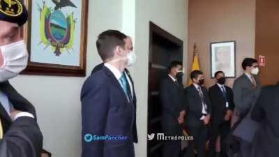 Na &uacute;ltima cerim&ocirc;nia antes de deixar o Equador - e sem saber que era filmado - o presidente Jair Bolsonaro se lembrou de colocar a m&aacute;scara antes de se despedir de autoridades. &ldquo;Estou dando mau exemplo aqui&rdquo;, disse por ser o &uacute;nico sem a prote&ccedil;&atilde;o no local...