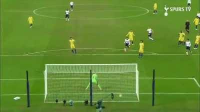 Kepa and long shots. [Source: @TY7TY74]