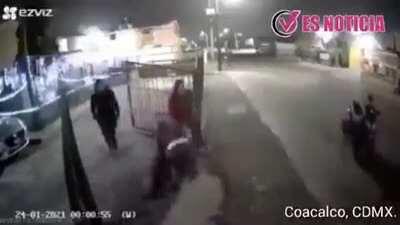 Sicario in Coacalco mexico who seems under the influence threatens a family and even lets off a shot . Things could have gotten worst for sure but family managed to disarm the sicario and give him a beating.