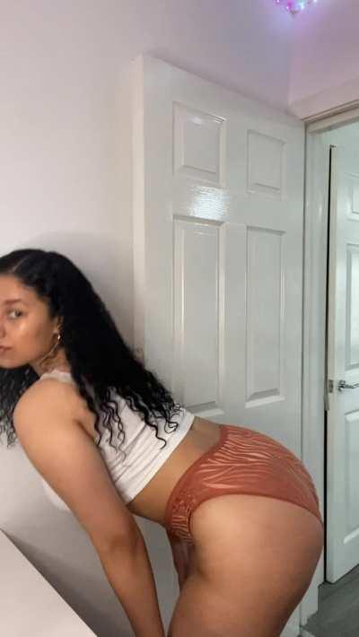 Wanted to delete this Post because redditors said i was ugly… but i like my curves and find it cute🙂