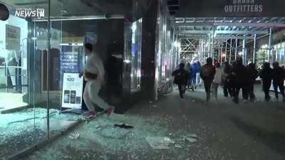 Cops chasing looters as they flee Best Buy in midtown