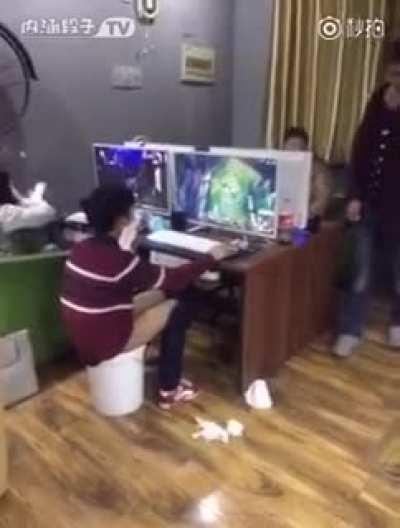 Chinese gamer shits on a literal bucket so as not to leave a game of League of Legends.