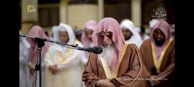 Imam of Masjid An Nabawi Sheikh Ali ibn Abdur-Rahman al Hudhaify leads Salah. His voice is soo soothing, Subhaan Allah.