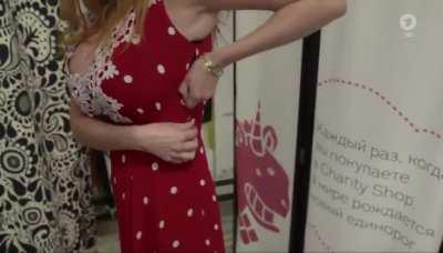 Palina sprengt ihr kleid