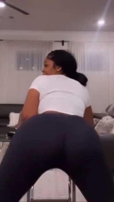 Sorry I’m late😅 but I’m back to make sure y’all cumming for Ari😋