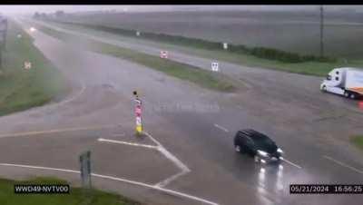 2 Semis encounter Nevada Iowa tornado