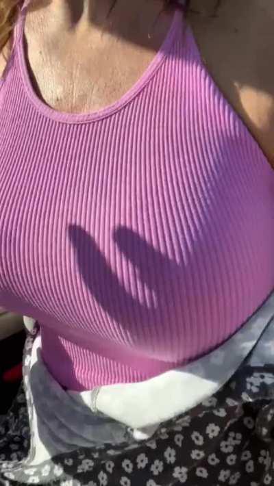 Giving the morning shoppers a treat [GIF]