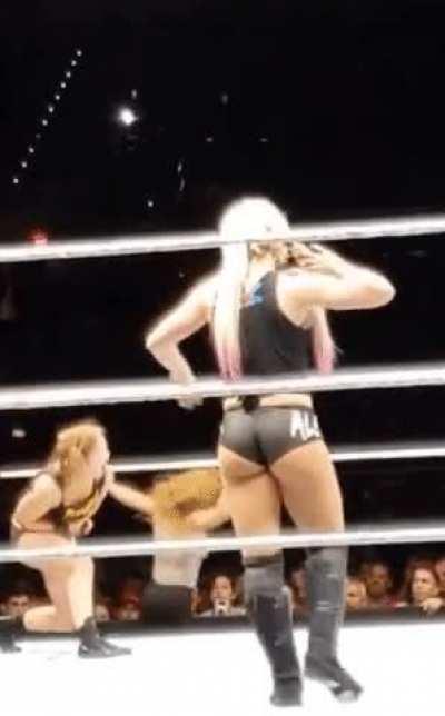 Alexa's massive ass 🍑🍑
