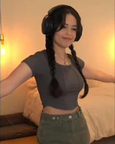 tight smol bouncy Rae