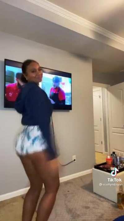 She shy but that booty ain't