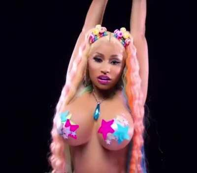 Nickis big ol milkers 🤤