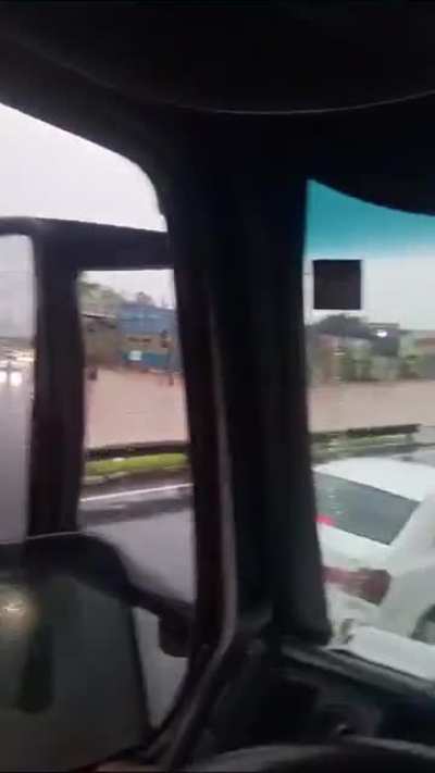 Chove muito em BH desde a madrugada - Cristiano Machado alagada perto do Dona Clara / 1 de Maio