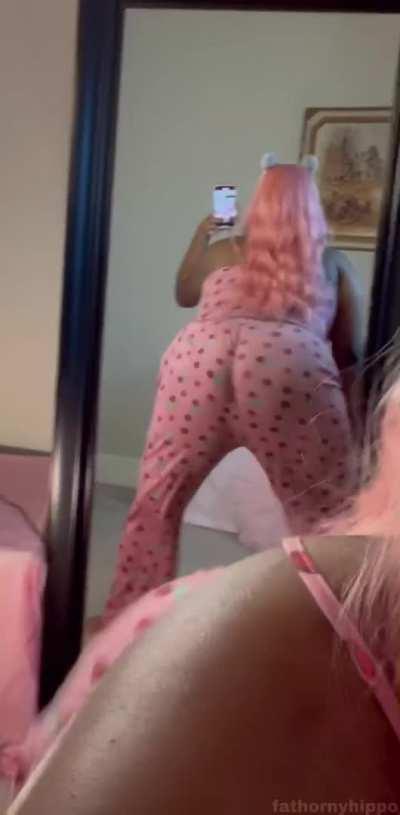 Twerking beginner. I hope you don’t mind me practicing!