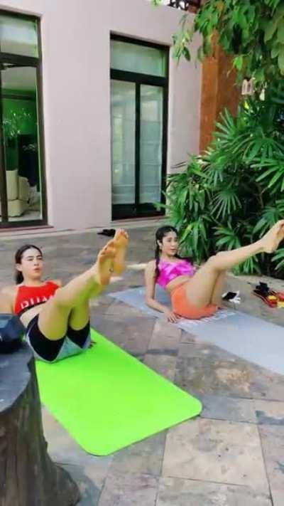 Sara ali khan and Janhvi kapoor teasing us with workout😋😋