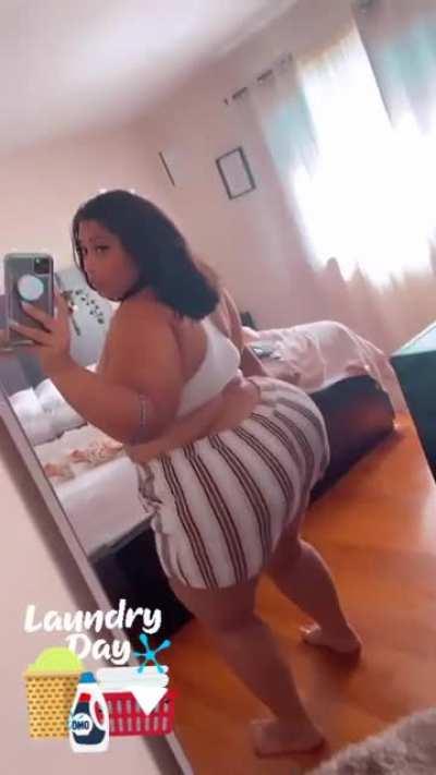 Shaking that big fat ass 🔥