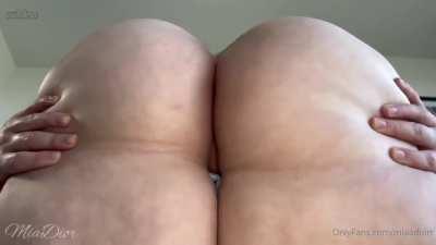 Mia Dior Spreading and Twerking.