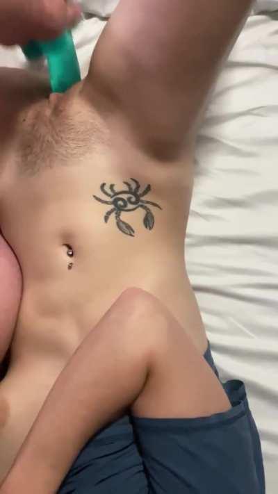 I love to goon on daddies cock while he fucks me with my dildo 🤭