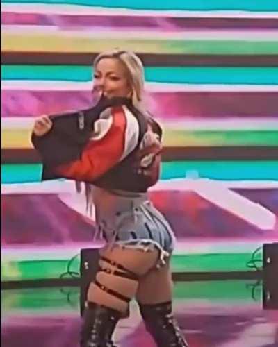 Liv showing off 👀