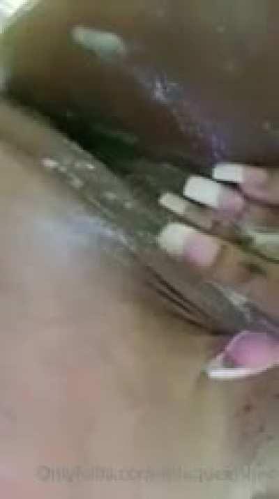 Edaqueenbee playing with that pussy in the shower