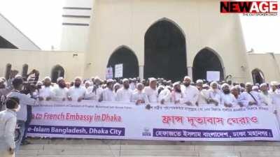 'Activists' on the streets of Dhaka in protest of the exhibition of caricatures of the Prophet in France.