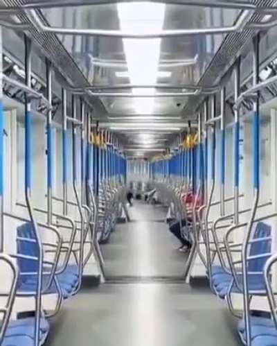 Поезд поворачивает