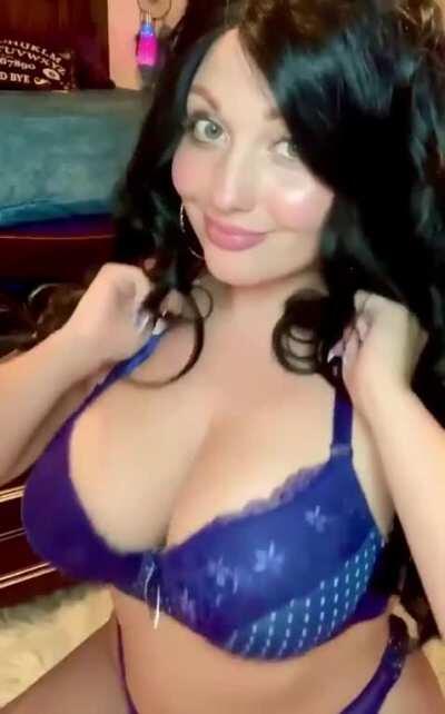 A little tiddy bounce 💙