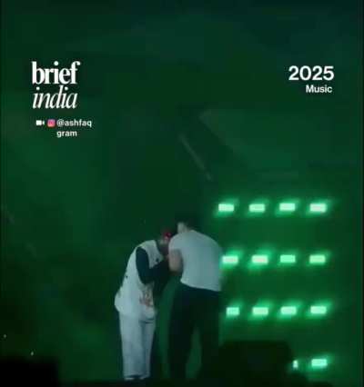 Travis Scott snatches mic from fan in Delhi for forgetting 'Goosebumps' lyrics, internet calls out 'Wannabe Gen' crowd!