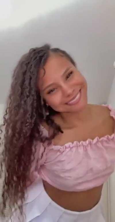 Emi (@xemily.smilesx)