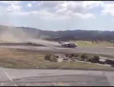 Loud Lockheed C-5 Galaxy takeoff from very short runway in El Salvador