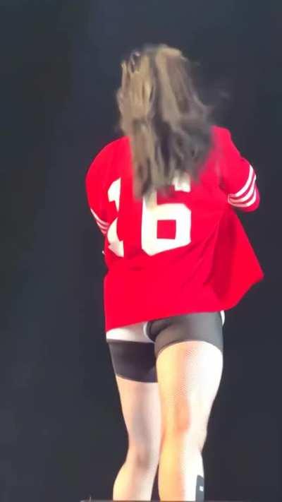 Billie Eilish - On Stage - Looped, Slowed, Cropped, Brightened, AI'd and RIFE'd