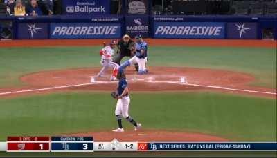 Juan Soto does some sort of shimmy