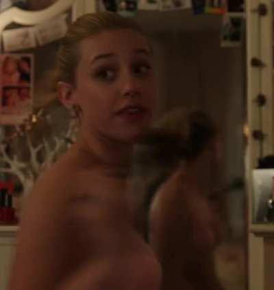 Lili Reinhart looks amazing here