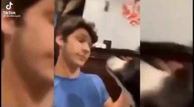 POV: Adrián está solo casa