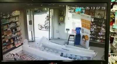 Cuando no queres dejar la moto afuera del negocio (Rosario, Suipacha y Cordoba)