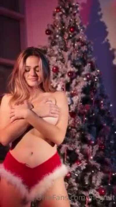 😍😍Wow her boobs......more of her given below 👇👇