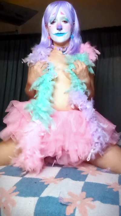 What do you think I'm hiding under my skirt? 🥴🩵