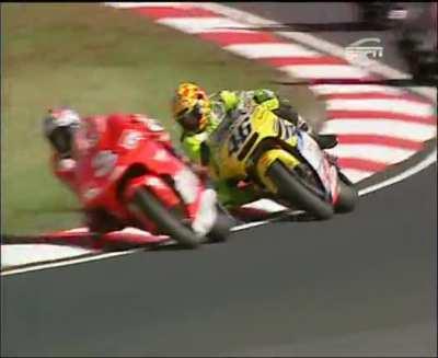 More classic Phillip Island - Max Biaggi and Valentino Rossi go down to the wire in the 2001 500cc race 🎤 Toby Moody and Julian Ryder