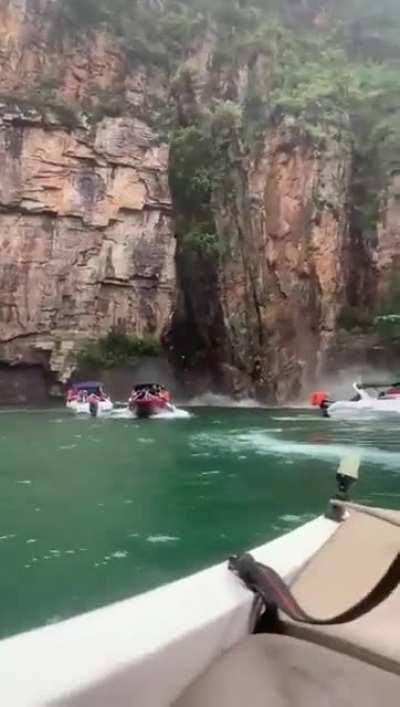 Part of mountain breaks free and hits boats in Capitólio - Brazil