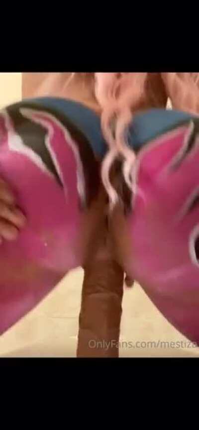 Mestizaofficial Cabalga Rico el vibrador pintada de colores 😬😬😬 mas videos así Mestiza Gratiiiiiis