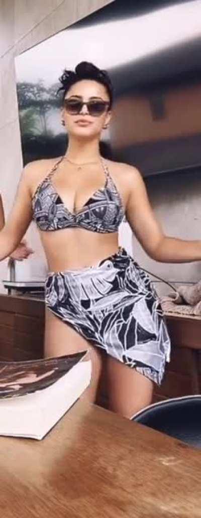 Yassi Pressman, lumulusog lalo.