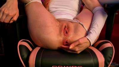 Dirty girl in gamer chair inserts a handful of grapes into her asshole and spits them out again.