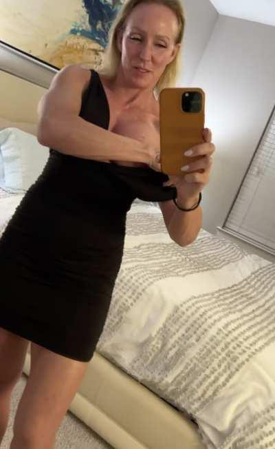 Still showing it all off at 50! 💋