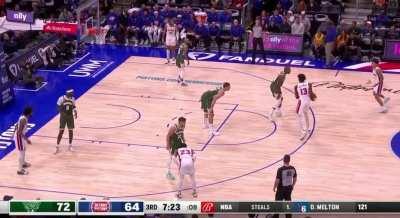 [Highlight] James Wiseman waives off Killian Hayes for the iso on Brook Lopez