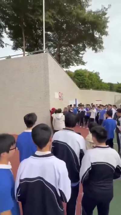 近日，深圳科学高中校运会期间，学生因 cos 被年级主任打骂。（2-2）